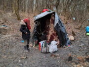 Opt oameni locuiau într-o colibă în pădure, în plină iarnă, în Bistrița. Printre ei, doi copii bolnavi, care au ajuns la UPU