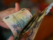 O angajată a Poliţiei Locale Craiova și-a pus colegii să-i gireze mai multe împrumuturi | Oamenii primesc doar jumătate din salariu, din cauza popririlor