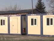 Sute de elevi învaţă în containere îngheţate, în comuna Schela din Galaţi