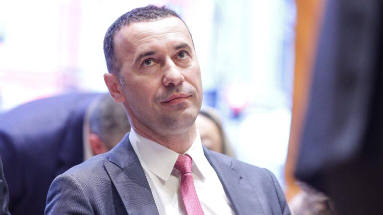 Iulian Dumitrescu găsise rețeta succesului: din salariul de 3.000 de euro, plătea chirie de 10.000! Viața de lux a șefului CJ Prahova: interceptări șocante