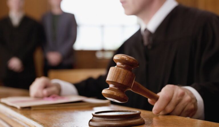 Un bărbat a fost dat în judecată de amantă, după ce ar fi mers la ea acasă și i-ar fi spus soțului acesteia de relația dintre ei doi | Individul trebuie să-i plătească daune morale