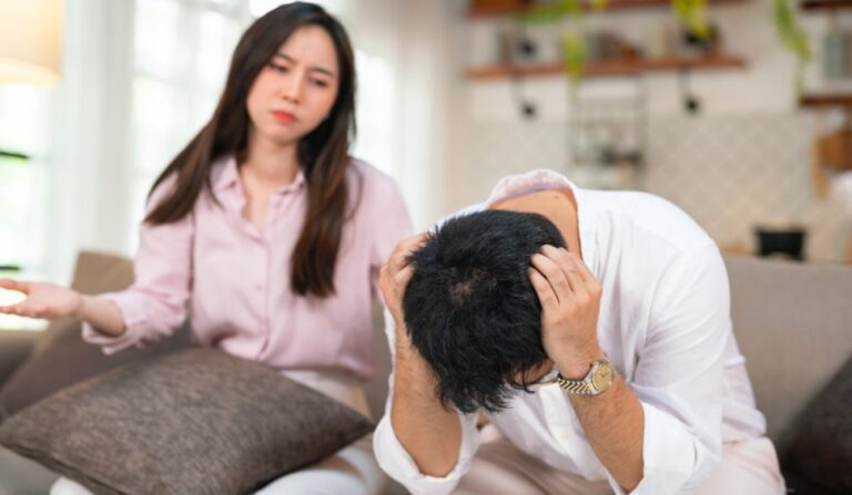 Un tânăr de 20 de ani este acuzat de agresiune, după ce s-a așezat în patul soacrei sale | Adolescentul spune că totul a fost o greşeală