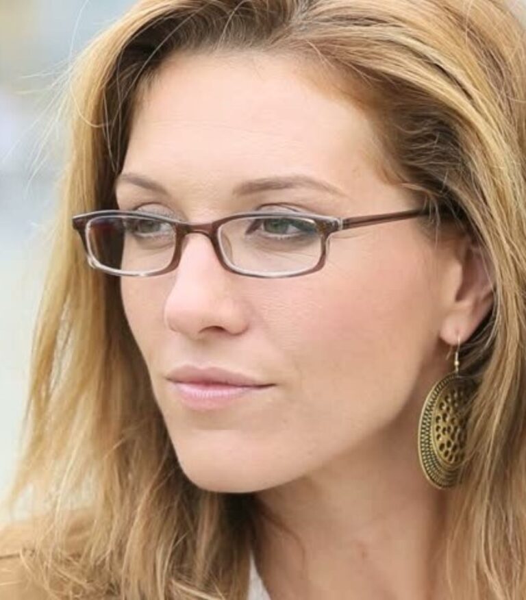 „Am nascut-o pe Adriana la 18 ani, iar parintii mei au adoptat-o. Nu i-am zis nimic lui Sergiu, cand m-am maritat cu el. Doar ca a venit ziua cand mi-a spus ca trebuie sa ne despartim pentru ca e cu o alta femeie care e gravida. Cand am vazut despre cine
