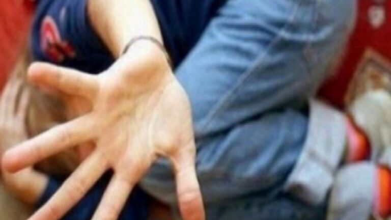 Un elev din Ploiești a ajuns la spital după ce a fost lovit cu pumnul de un profesor. Cadrul didactic și-a ieșit din minți din cauza unei glume