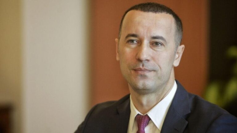 Percheziții DNA acasă la Iulian Dumitrescu, președintele CJ Prahova, și la rude ale acestuia: luare de mită și fals în declarații