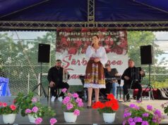 Mii de săteni şi zeci de atracţii la Sarbatoarea trandafirului din comuna Amarastii de jos