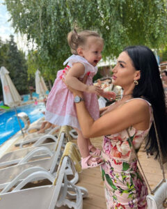 zam-trei-fete-si-am-devenit-bunica-la-33-de-ani-rusoaica-sexy-pe-care-e-greu-sa-o-crezi-cand-ii-vezi-pozele_15