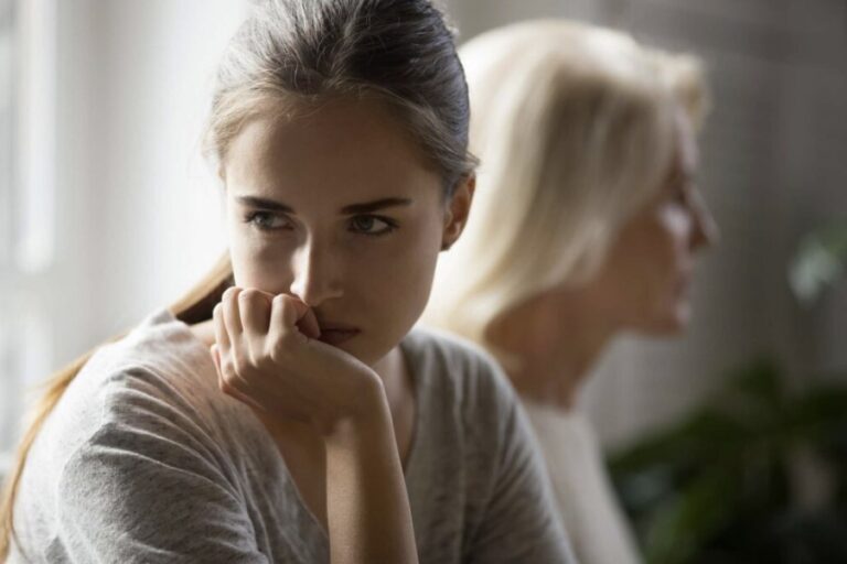 „Cand am nascut mama locuia cu noi. Apoi m-am imbolnavit, iar ea a decis subit sa se mute. Sotul meu a fost cel care a condus-o ,iar atunci am aflat adevarul crunt. Ce ii facea propria mama