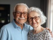 O bătrână divorțează de soțul după 63 de ani când un tânăr care seamănă cu el apare la casa lor. Ce se întâmplă apoi