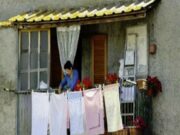 Vecina lor întindea mereu rufe murdare pe sârmă, soția a vrut să-i dea o cutie de detergent, crezând că e prea săracă să-și cumpere. Uite ce a descoperit atunci