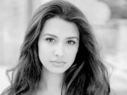 Venea obosita de la munca si s-a urcat in autobuz spre casa. Nu era aglomerat si a reusit sa prinda un loc pe scaun. Si-a scos tableta din geanta dar undeva in spate, o femeie tipa la telefon. Dupa ce a auzit ce spunea femeia aceea, in 5 minute viata ei s-a schimbat total: