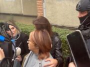 Polițiștii fac șapte percheziții domiciliare, miercuri dimineață, în dosarul asasinatului cu bombă de acum trei ani, de la Arad, în care victimă a fost milionarul Ioan Crişan. Patru persoane sunt vizate de aceste percheziții, una dintre ele fiind fiica lui Ioan Crișan, potrivit unor surse Antena 3 CNN.