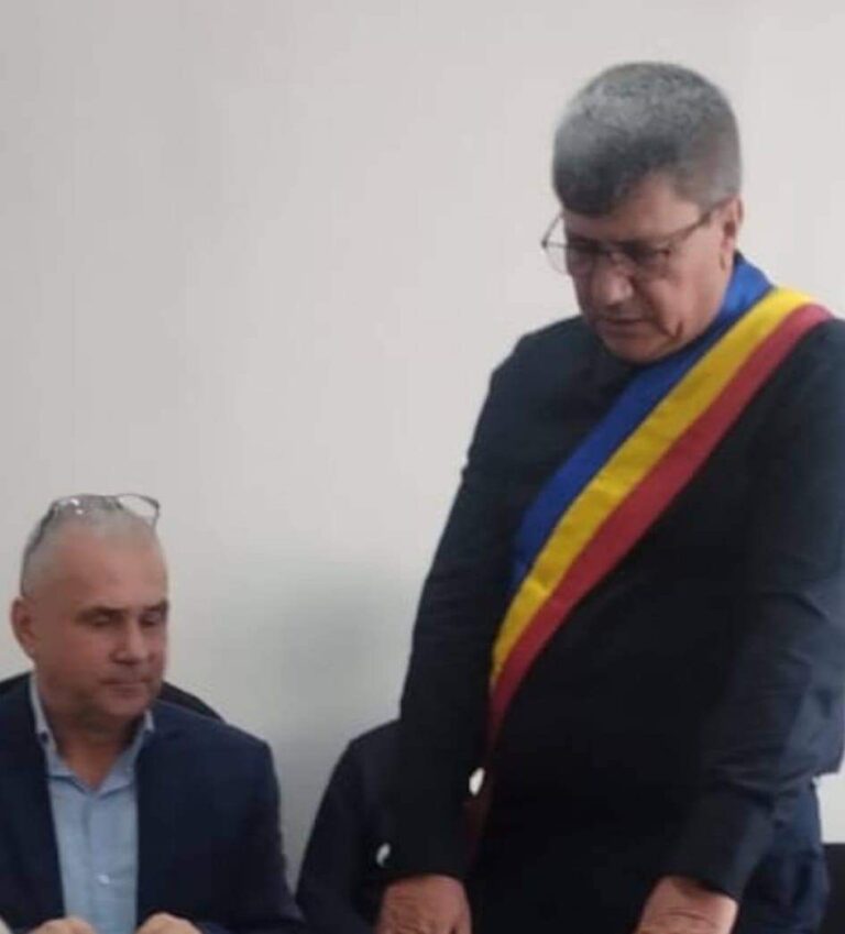 Constantin Dinu primarul comunei Amărăștii de Jos a depus jurământul pentru a prelua al doilea mandat de primar