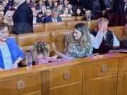 Primele imagini cu soția lui Nicolae Ciucă. A venit să îl susțină la dezbatere, împreună cu nora și nepoțica