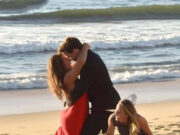 O FEMEIE A FUGIT SPRE SOȚUL MEU PE PLAJĂ ȘI A ÎNGENUCHIAT ÎN FAȚA LUI, ROSTINDU-I NUMELE.