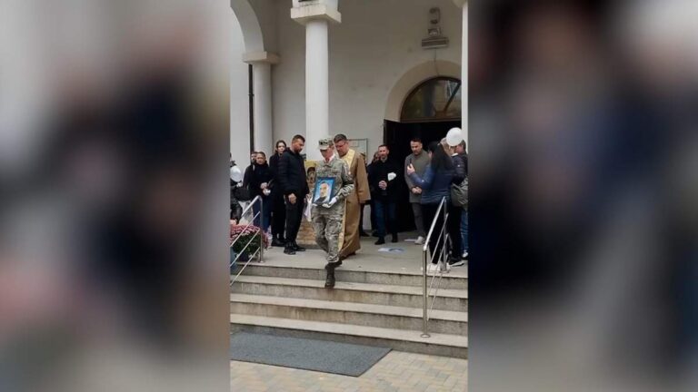 Tânărul lovit cu mașina, din greșeală, de iubita lui, a fost condus pe ultimul drum. Andrei a fost înmormântat cu onoruri militare