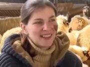 Are două facultăți, dar muncește la oi. Dimineața e învățătoare, iar în restul zilei ciobăniță în ferma familiei