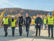 De ce poartă Ciolacu și Grindeanu amândoi pantofi cu talpă roșie? UPDATE Ciolacu: Sunt marca Santoni de 750 de euro / Am card la ei și trimit la fabrică pentru că au garanție toată viața și ei îi trimit revopsiți. Plătesc doar șireturile