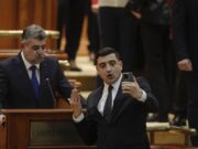 George Simion anunţă că AUR pune la dispoziţie semnăturile şi textul moţiunii de cenzură: ”Doamna Elena Lasconi nu este parlamentar, poate soţul nu a învăţat-o procedurile parlamentare, dar ai nevoie de un text şi ai nevoie de semnături”