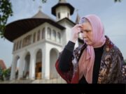 Foarte mulți dintre români, atunci când trec pe lângă o biserică, fie că se află în mașina personală, pe jos, în tramvai sau autobuz, obișnuiesc să își facă cruce