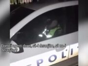 Un polițist a fost surprins dormind în mașina poliției. „Să-i deranjăm, să nu-i deranjăm?”