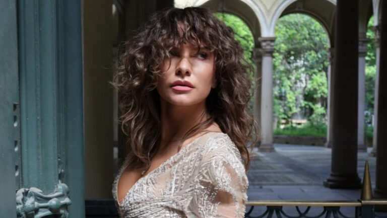 Anna Lesko, într-o rochie din satin cu decupaje. Artista și-a arătat picioarele interminabile, iar fanii au reacționat imediat