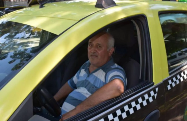 De necrezut! Ce a făcut Constantin, un taximetrist din Botoșani, imediat după ce un bătrân și-a uitat sacoșa de rafie în mașină