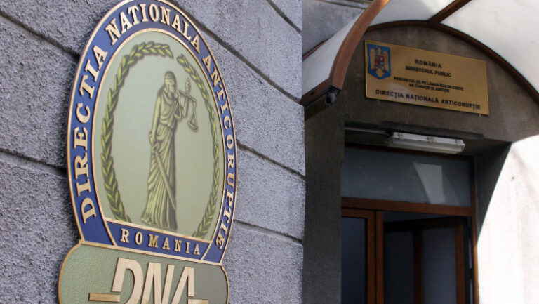 O cosmeticiană a fost angajată fictiv de șefa DSP Olt. Acuzaţii de luare de mită, abuz în serviciu şi o gaură uriașă în bugetul statului