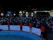 Sute de oameni s-au strâns să cânte colinde, la chemarea preotului Damaschin, în centrul Iașiului. „Emoționant”