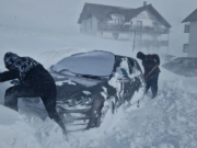 Vremea rea face ravagii de Sărbători. Turiști blocați pe munte, pârtii închise. E alertă de viscol puternic. Dezastru și în București din cauza vijeliilor