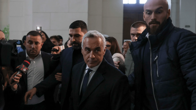 Curtea de Apel Bucureşti a respins cererile de recuzare în dosarul în care Călin Georgescu a contestat anularea alegerilor. Magistraţii urmează să se pronunţe marţi cu privire la contestaţia depusă de Georgescu