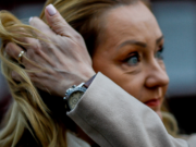 Elena Lasconi a renunțat la crucea uriașă pe care a purtat-o în campanie