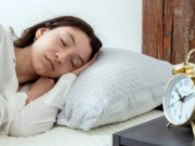 Ce se întâmplă dacă DORMI cu capul ridicat pe pernă. Acest obicei are beneficii, dar și riscuri