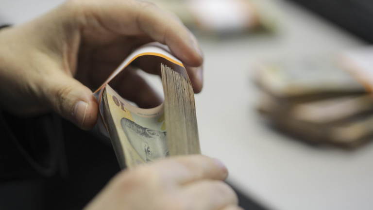 Singurii bugetari care scapă de măsurile de austeritate ale guvernului. O categorie de angajați va avea salariu mai mare