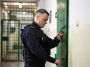 Protest inedit al poliţiştilor din penitenciare în contextul adoptării „ordonanţei trenuleţ”. Îi vor lăsa pe deţinuţi nesupravegheaţi