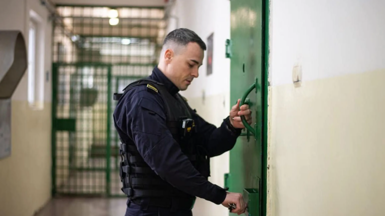 Protest inedit al poliţiştilor din penitenciare în contextul adoptării „ordonanţei trenuleţ”. Îi vor lăsa pe deţinuţi nesupravegheaţi