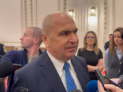 Scandal la Senat. Bolojan, huiduit pe holuri după ce a anunţat că va reduce numărul de angajaţi: „Nu merge cu mine atitudinea asta”