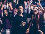 Am mers pentru prima dată la petrecerea soțului meu de la birou. Acolo am descoperit că mai are o soție