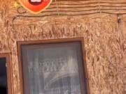 VIDEO. Un celebru manelist de lângă Gorj a ajuns să locuiască într-o baracă, ridicată peste stradă de vila în care locuiește familia lui