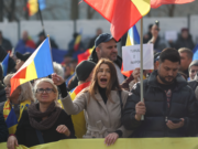 LIVE Acum, câteva mii de susținători ai lui Călin Georgescu, la mitingul de la CCR: „Turul doi înapoi”, „Trădătorii”. Au fost și parlamentari AUR / Demonstranții ocupă un sens al străzii care mărginește Casa Poporului