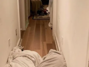 M-am întors acasă și am găsit copiii dormind în hol — când am văzut ce s-a întâmplat în camera lor, am împietrit