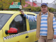 Domnul Vasile, un taximetrist, după ce a lăsat un client la destinație, a rămas mut de uimire când a văzut ce a lăsat el în mașină. S-a dus imediat la Poliție. Oamenii legii mai că și-au făcut cruce când au văzut.