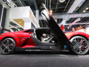 Cum arată mașina care poate sări peste gropile din asfalt. Cu cât se vinde un astfel de vehicul