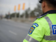 Un șofer prins cu 102 de km/h în Craiova a aruncat cu kitul pentru Drugtest în faţa unui poliţist, apoi l-a mușcat pe altul de mână. Poliția face verificări