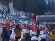 Bătaie cu schiurile la telegondola din Poiana Brașov. Un turist l-a lovit în cap pe un altul pentru că nu a vrut să îi cedeze locul la coadă