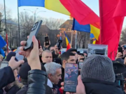 VIDEO Călin Georgescu s-a dus în mijlocul susținătorilor săi din Piața Victoriei: „Sus steagurile, sus frunțile” / Unii dintre manifestanți merg la Cotroceni