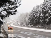 Alertă de la POLIȚIE! Multe drumuri și șosele din România sunt acoperite de polei. Care sunt zonele afectate