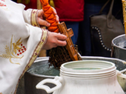 Preotul răspunde: Avem sau nu avem voie să spălăm între Anul Nou și Bobotează