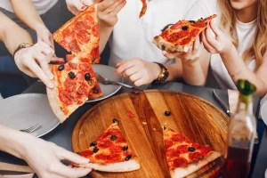 eatting-pizza_72696000
