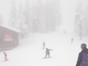 Poiana Brașov a fost luată cu asalt de turiști. Un drum de 13 kilometri a durat mai bine de o oră și jumătate